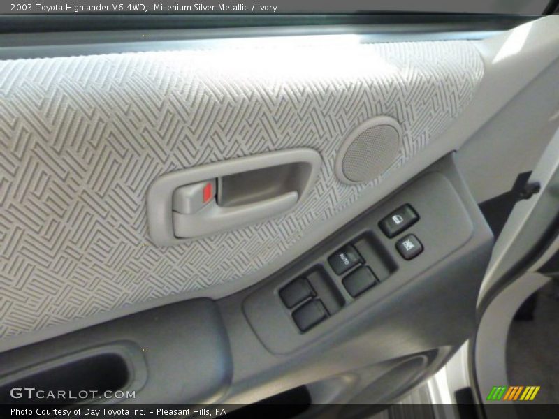Millenium Silver Metallic / Ivory 2003 Toyota Highlander V6 4WD