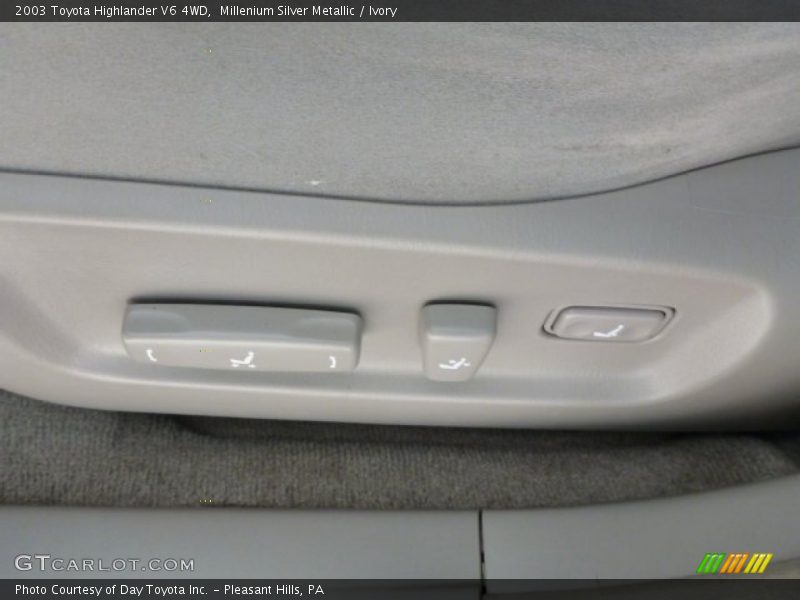 Millenium Silver Metallic / Ivory 2003 Toyota Highlander V6 4WD