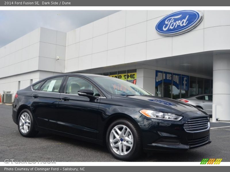 Front 3/4 View of 2014 Fusion SE