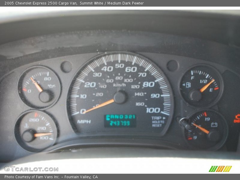 Summit White / Medium Dark Pewter 2005 Chevrolet Express 2500 Cargo Van