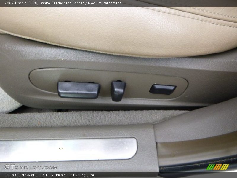 White Pearlescent Tricoat / Medium Parchment 2002 Lincoln LS V8