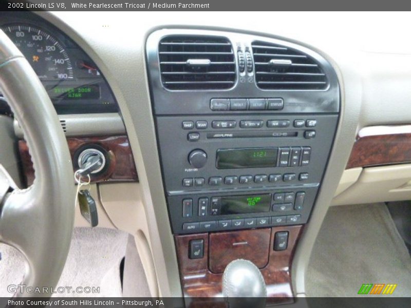 White Pearlescent Tricoat / Medium Parchment 2002 Lincoln LS V8