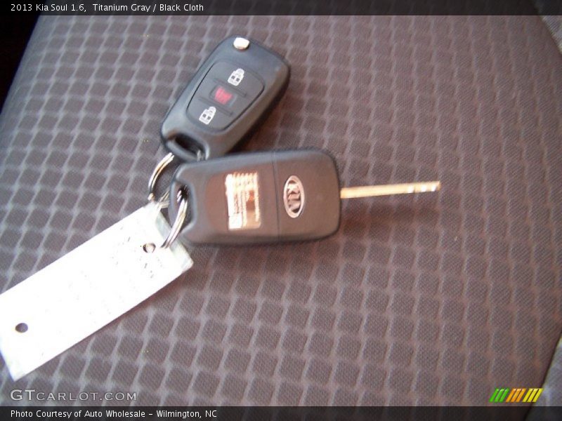 Titanium Gray / Black Cloth 2013 Kia Soul 1.6