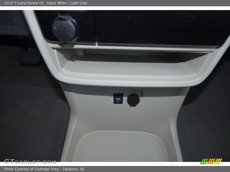 Super White / Light Gray 2013 Toyota Sienna V6
