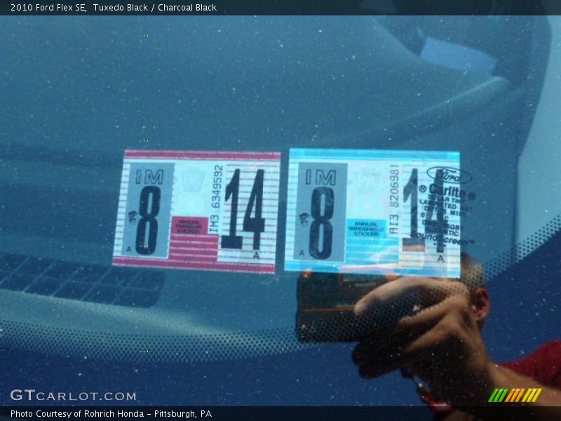 Tuxedo Black / Charcoal Black 2010 Ford Flex SE