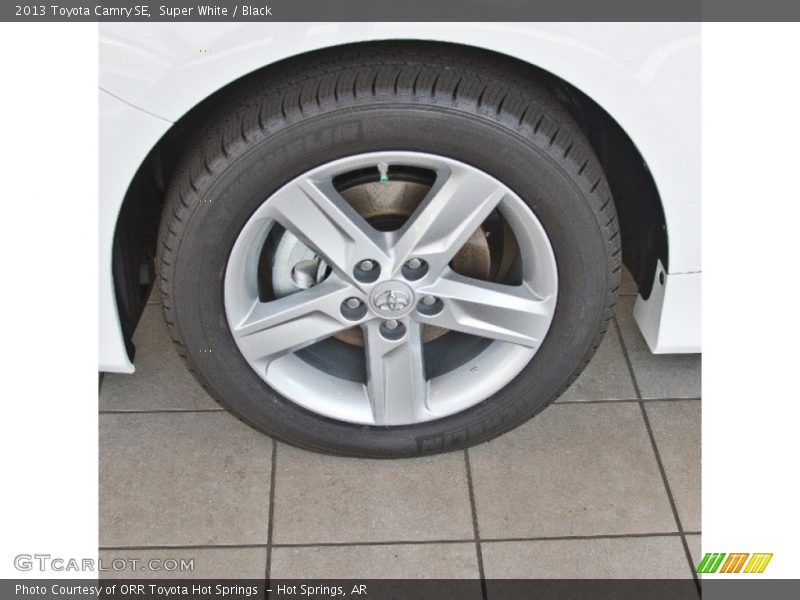 Super White / Black 2013 Toyota Camry SE
