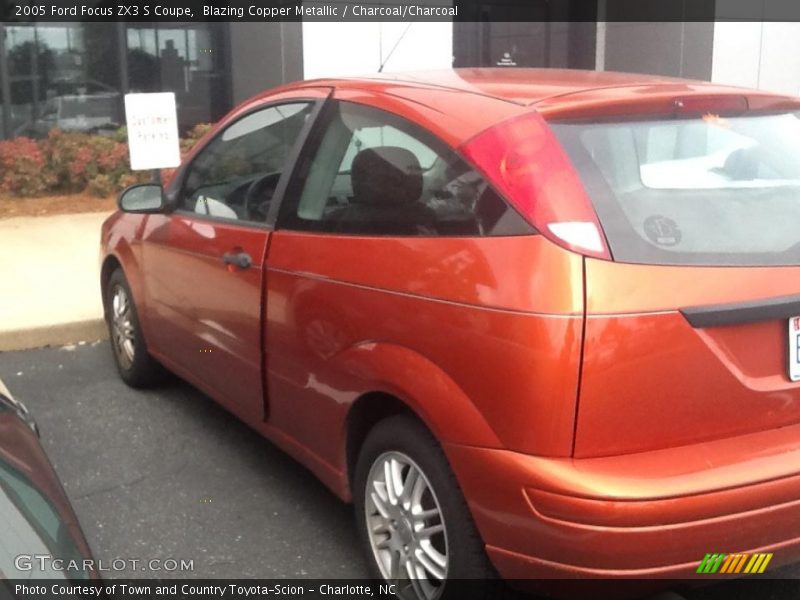 Blazing Copper Metallic / Charcoal/Charcoal 2005 Ford Focus ZX3 S Coupe