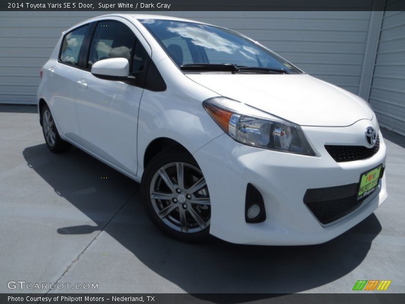 Super White / Dark Gray 2014 Toyota Yaris SE 5 Door