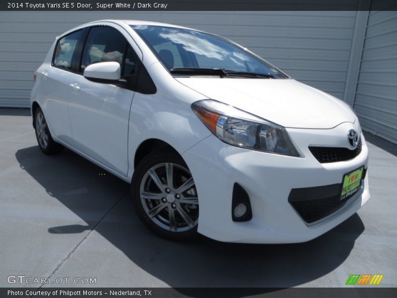 Super White / Dark Gray 2014 Toyota Yaris SE 5 Door