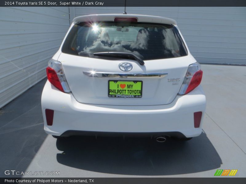 Super White / Dark Gray 2014 Toyota Yaris SE 5 Door