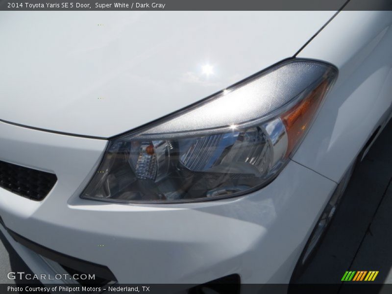 Super White / Dark Gray 2014 Toyota Yaris SE 5 Door