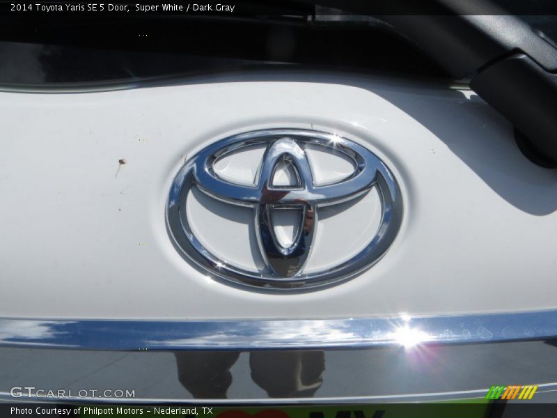 Super White / Dark Gray 2014 Toyota Yaris SE 5 Door