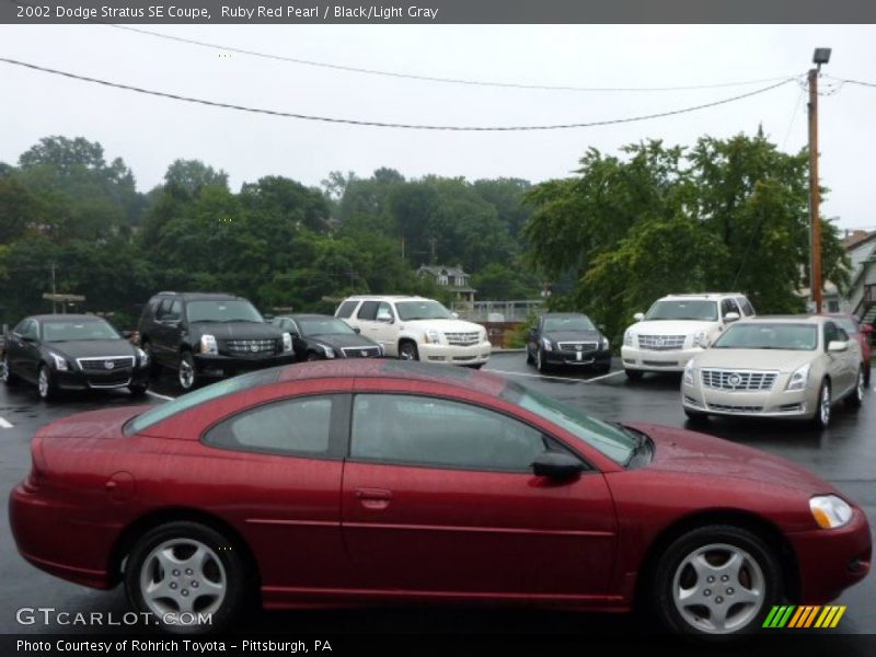 Ruby Red Pearl / Black/Light Gray 2002 Dodge Stratus SE Coupe