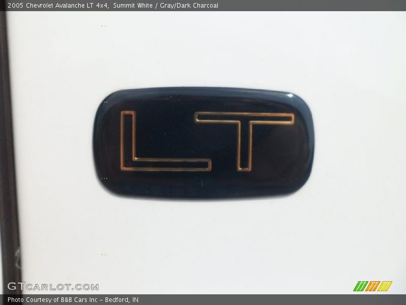 Summit White / Gray/Dark Charcoal 2005 Chevrolet Avalanche LT 4x4