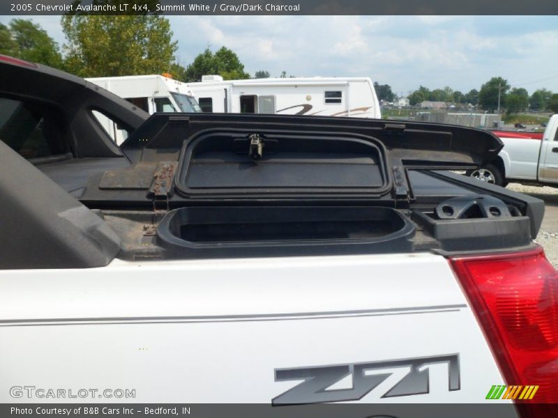 Summit White / Gray/Dark Charcoal 2005 Chevrolet Avalanche LT 4x4