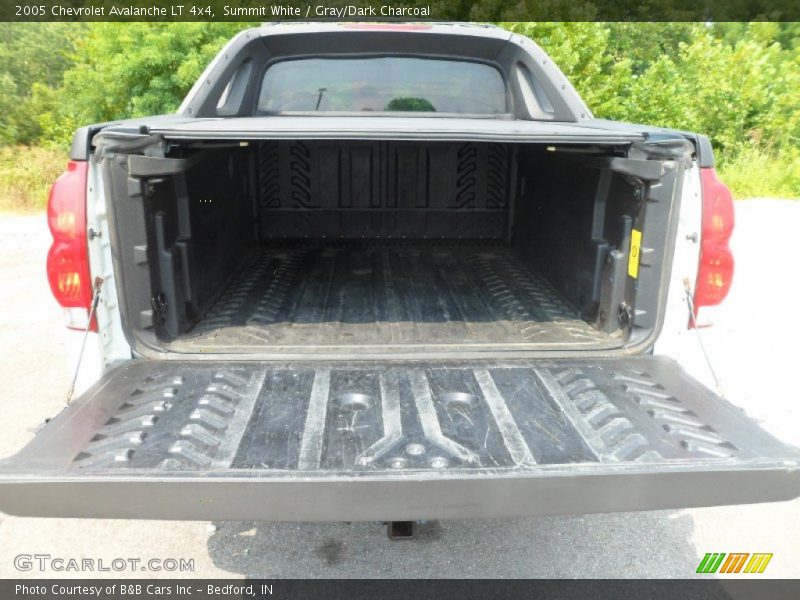 Summit White / Gray/Dark Charcoal 2005 Chevrolet Avalanche LT 4x4