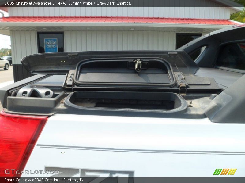Summit White / Gray/Dark Charcoal 2005 Chevrolet Avalanche LT 4x4