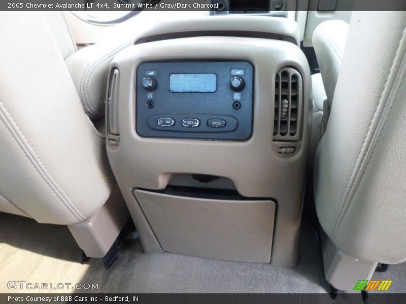 Summit White / Gray/Dark Charcoal 2005 Chevrolet Avalanche LT 4x4