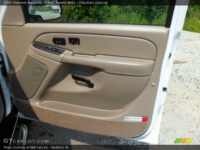 Summit White / Gray/Dark Charcoal 2005 Chevrolet Avalanche LT 4x4