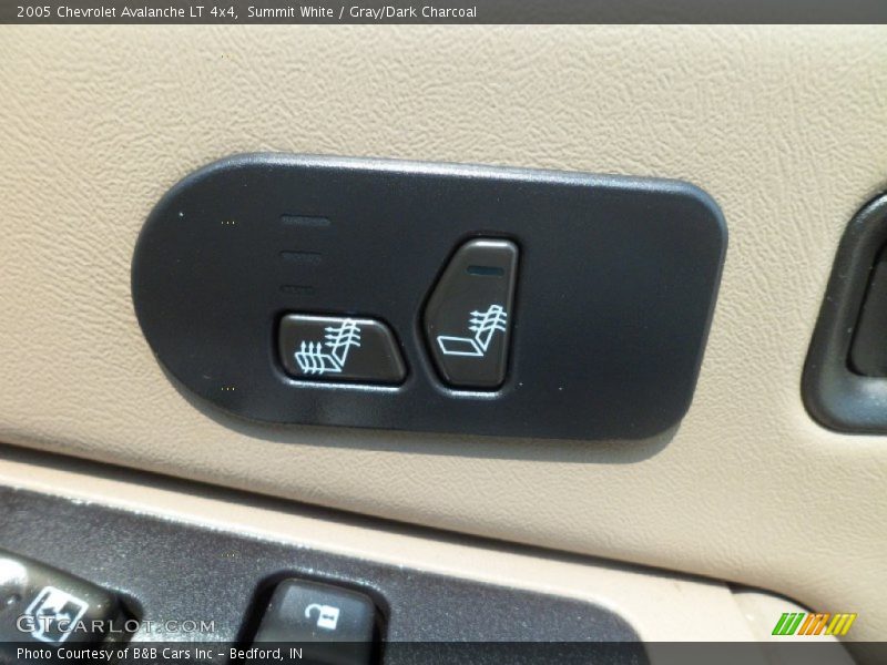 Summit White / Gray/Dark Charcoal 2005 Chevrolet Avalanche LT 4x4