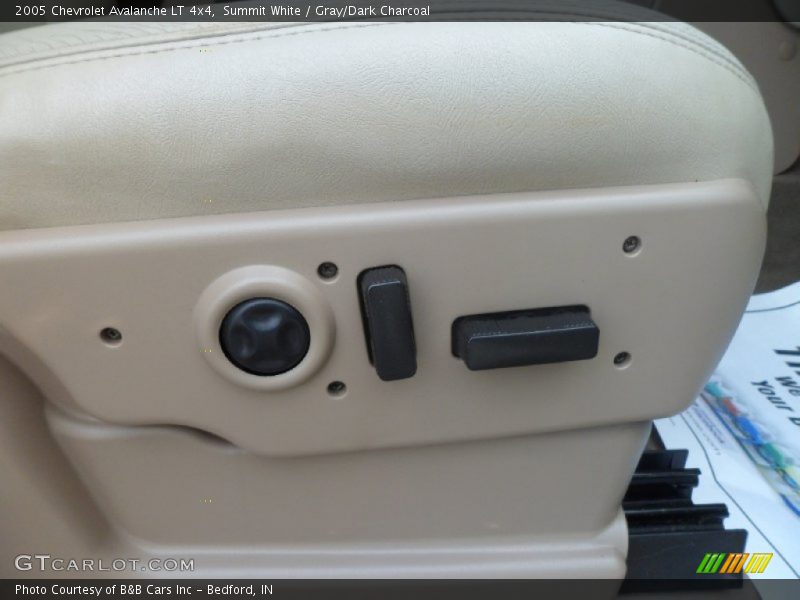 Summit White / Gray/Dark Charcoal 2005 Chevrolet Avalanche LT 4x4
