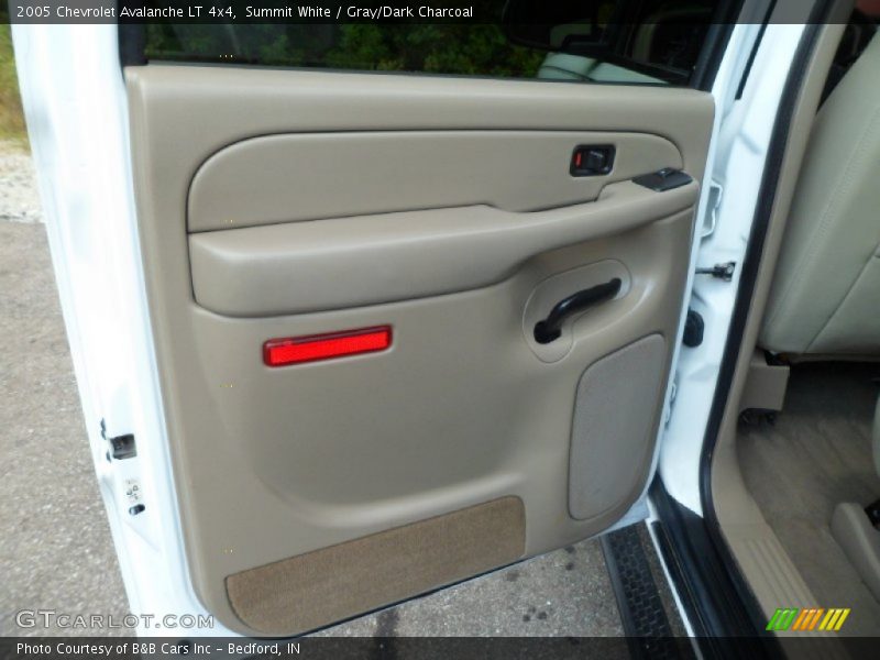 Summit White / Gray/Dark Charcoal 2005 Chevrolet Avalanche LT 4x4