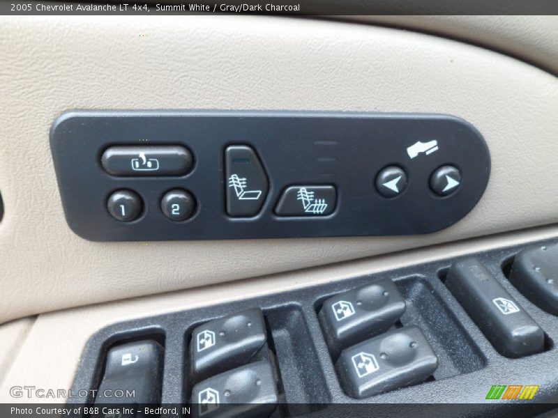 Summit White / Gray/Dark Charcoal 2005 Chevrolet Avalanche LT 4x4