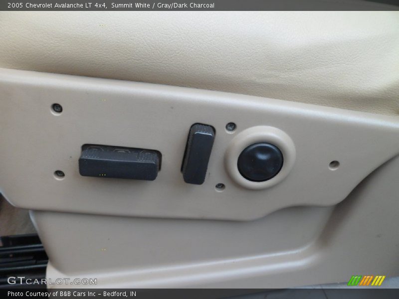 Summit White / Gray/Dark Charcoal 2005 Chevrolet Avalanche LT 4x4