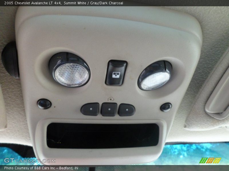 Summit White / Gray/Dark Charcoal 2005 Chevrolet Avalanche LT 4x4