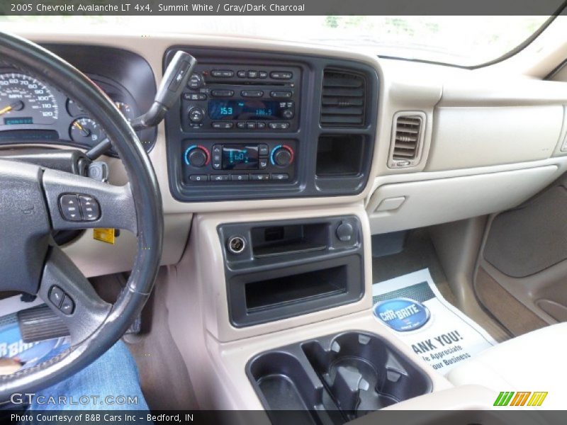 Summit White / Gray/Dark Charcoal 2005 Chevrolet Avalanche LT 4x4