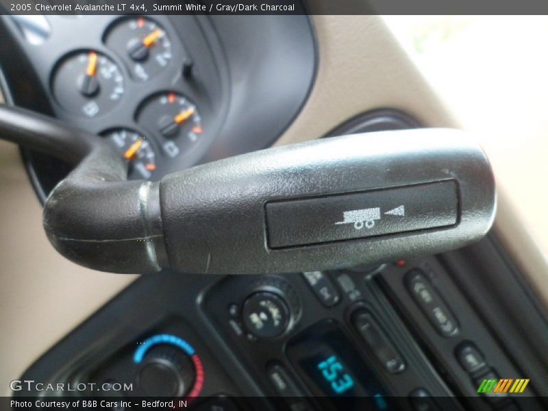 Summit White / Gray/Dark Charcoal 2005 Chevrolet Avalanche LT 4x4