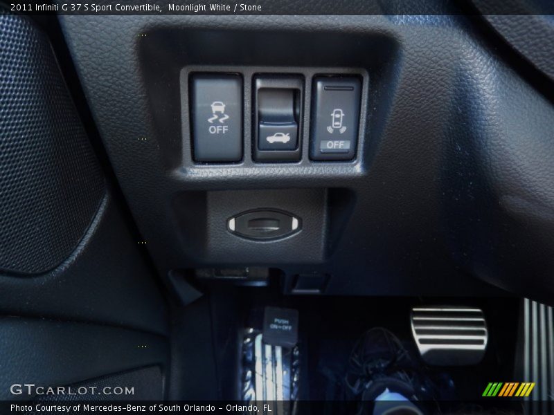 Controls of 2011 G 37 S Sport Convertible