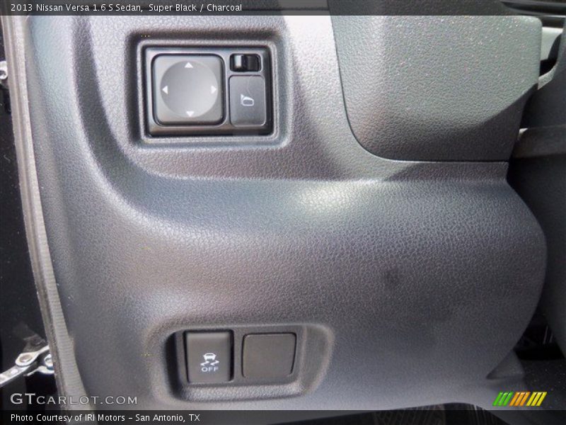 Super Black / Charcoal 2013 Nissan Versa 1.6 S Sedan