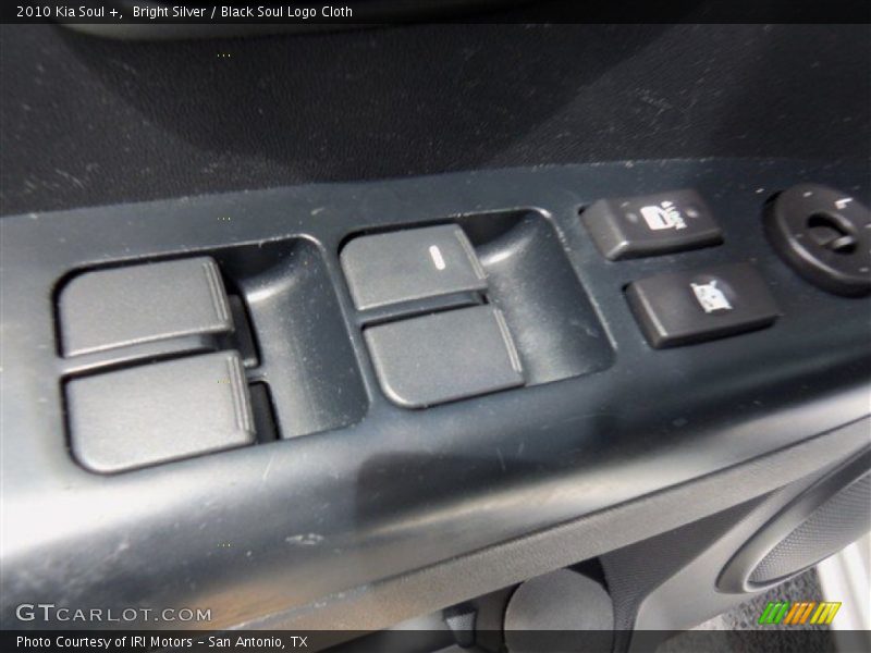 Bright Silver / Black Soul Logo Cloth 2010 Kia Soul +