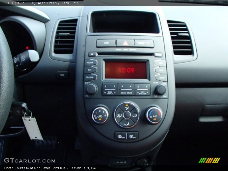 Alien Green / Black Cloth 2013 Kia Soul 1.6