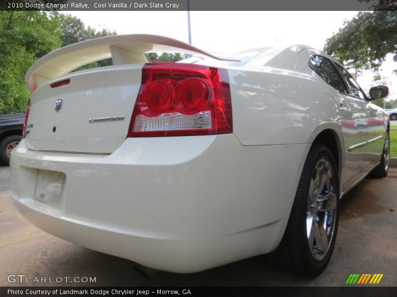 Cool Vanilla / Dark Slate Gray 2010 Dodge Charger Rallye