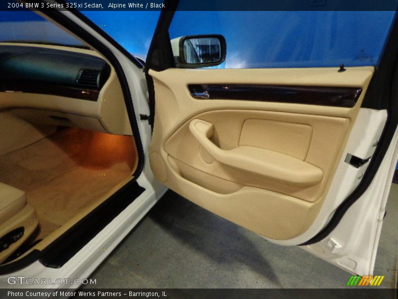 Alpine White / Black 2004 BMW 3 Series 325xi Sedan