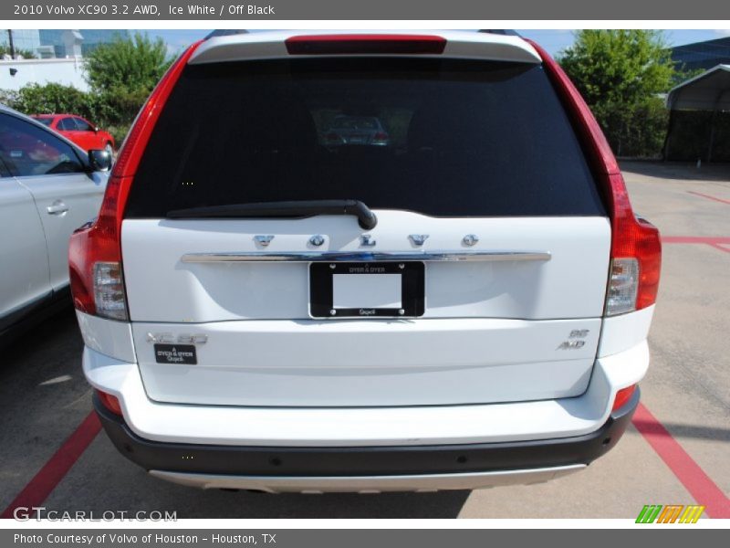 Ice White / Off Black 2010 Volvo XC90 3.2 AWD