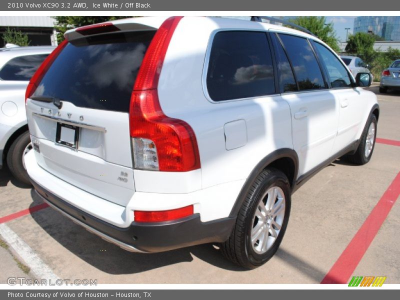 Ice White / Off Black 2010 Volvo XC90 3.2 AWD