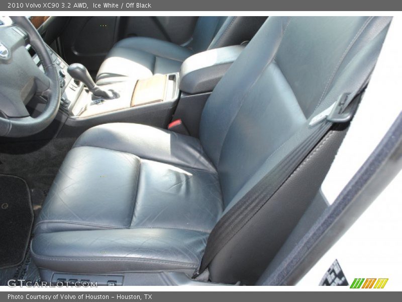 Ice White / Off Black 2010 Volvo XC90 3.2 AWD