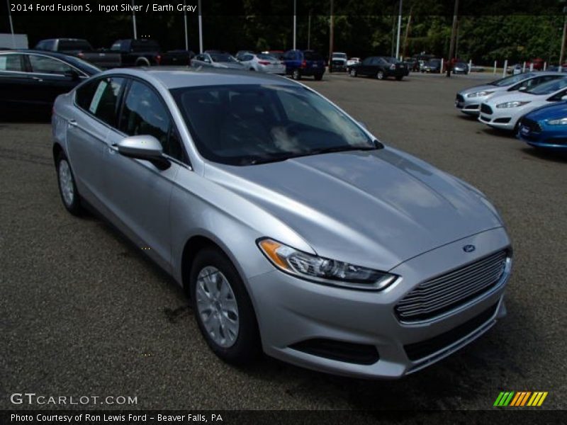 Front 3/4 View of 2014 Fusion S