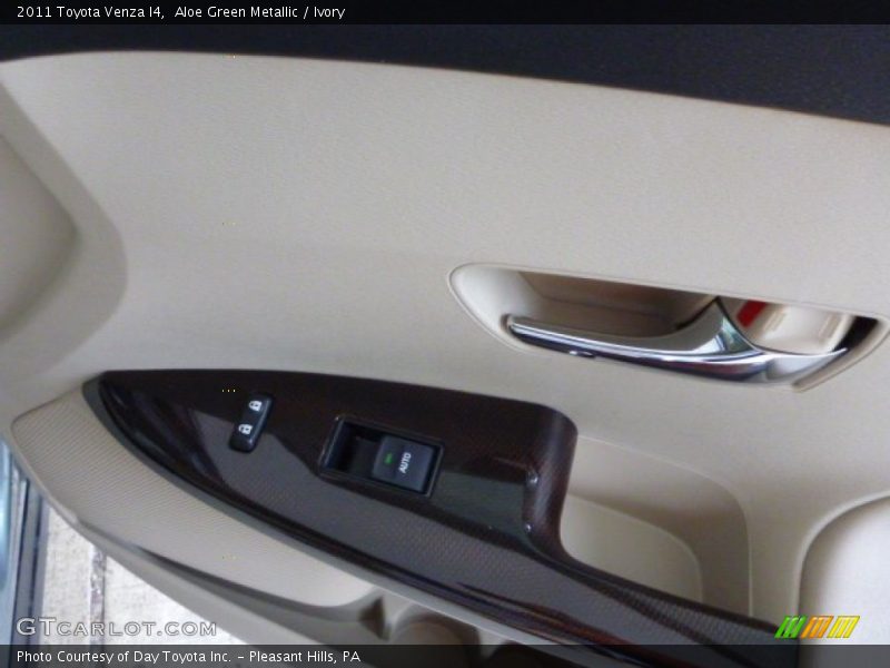 Aloe Green Metallic / Ivory 2011 Toyota Venza I4