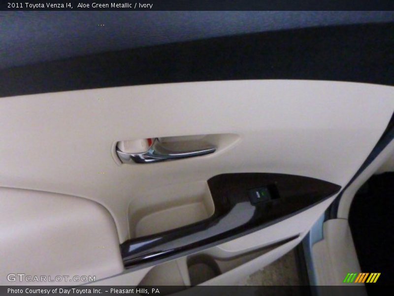 Aloe Green Metallic / Ivory 2011 Toyota Venza I4
