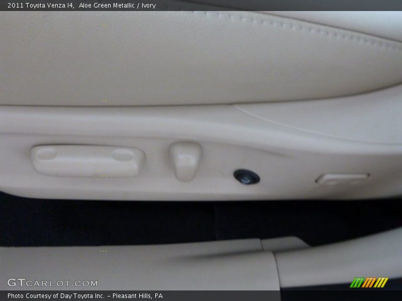 Aloe Green Metallic / Ivory 2011 Toyota Venza I4