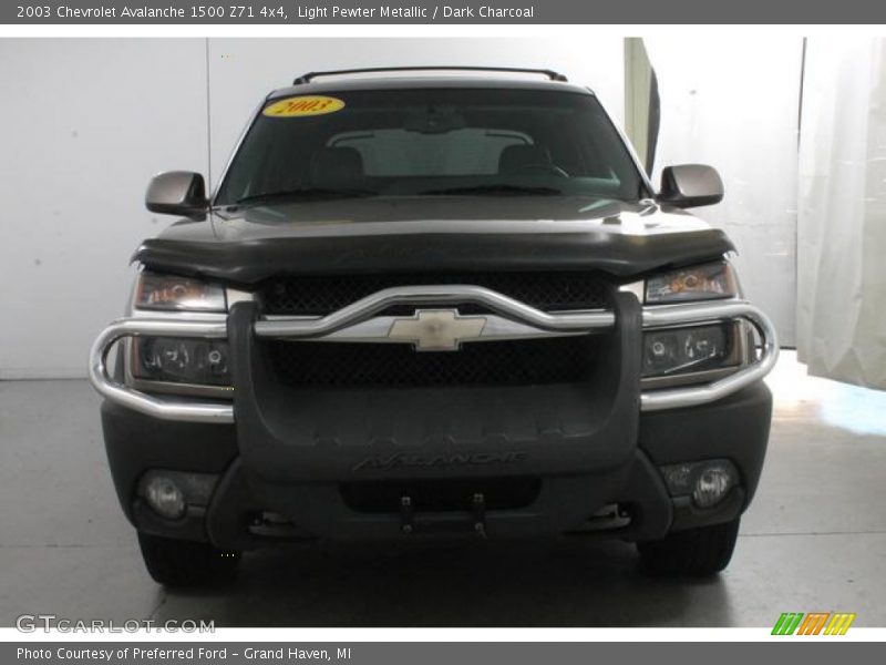 Light Pewter Metallic / Dark Charcoal 2003 Chevrolet Avalanche 1500 Z71 4x4