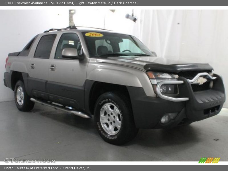 Light Pewter Metallic / Dark Charcoal 2003 Chevrolet Avalanche 1500 Z71 4x4