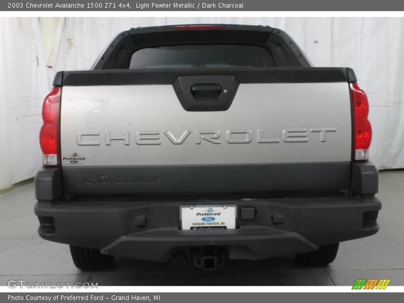 Light Pewter Metallic / Dark Charcoal 2003 Chevrolet Avalanche 1500 Z71 4x4