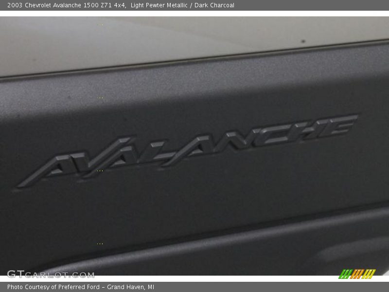 Light Pewter Metallic / Dark Charcoal 2003 Chevrolet Avalanche 1500 Z71 4x4