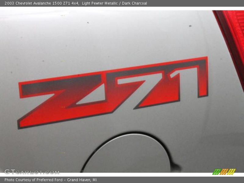 Light Pewter Metallic / Dark Charcoal 2003 Chevrolet Avalanche 1500 Z71 4x4