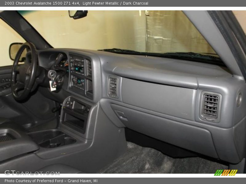 Light Pewter Metallic / Dark Charcoal 2003 Chevrolet Avalanche 1500 Z71 4x4